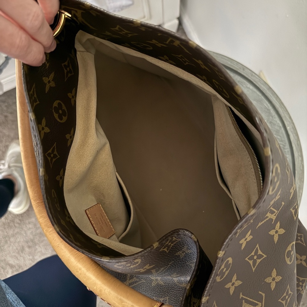 Louis Vuitton Artsy MM Monogram Hobo Bag ✨ - Picture 12 of 16